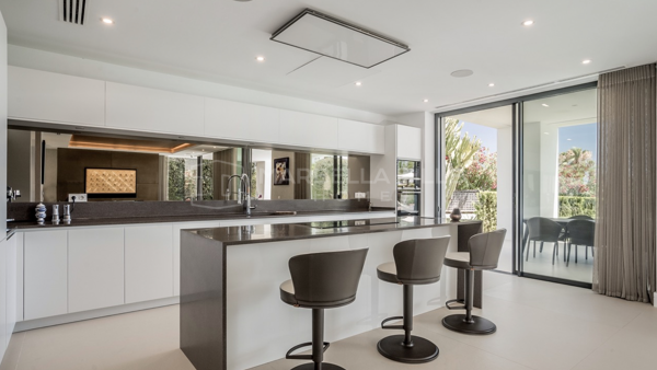 Elegante 5 Schlafzimmer Villa mit Meerblick und luxuriösen Annehmlichkeiten in Las Lomas de Marbella Club - Goldene Meile, Marbella