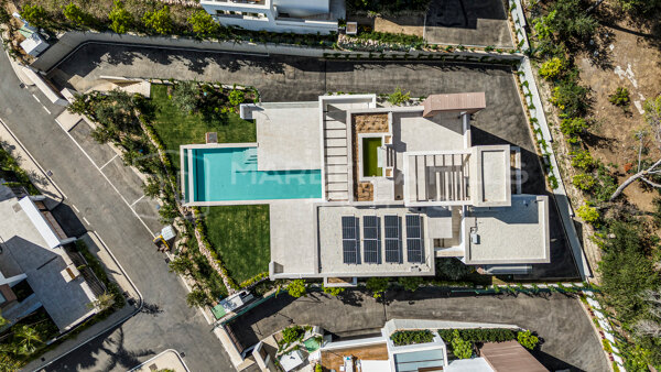 Elegante y Moderna Villa de 4 Dormitorios en la Prestigiosa Milla de Oro de Marbella