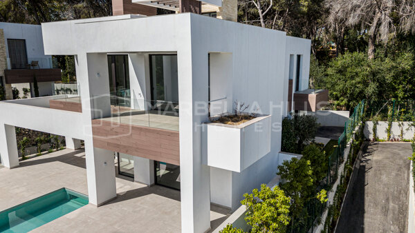 Elegante y Moderna Villa de 4 Dormitorios en la Prestigiosa Milla de Oro de Marbella