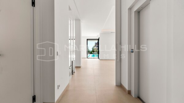 Elegante y Moderna Villa de 4 Dormitorios en la Prestigiosa Milla de Oro de Marbella