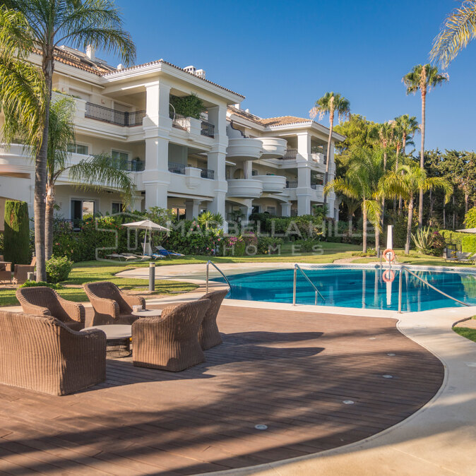 Lujoso apartamento de 3 dormitorios recién renovado en planta baja en la exclusiva comunidad de Altos Reales, Sierra Blanca - Milla de Oro