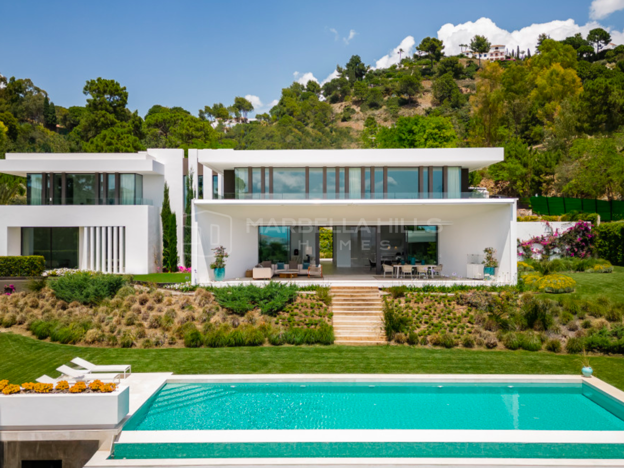 Stunning Contemporary 6-Bedroom Villa in La Reserva de Alcuzcuz with Panoramic Sea Views: Ultimate Luxury and Privacy in Benahavís