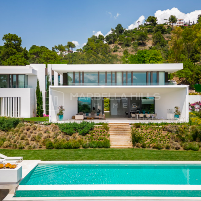 Stunning Contemporary 6-Bedroom Villa in La Reserva de Alcuzcuz with Panoramic Sea Views: Ultimate Luxury and Privacy in Benahavís