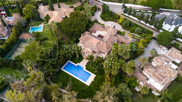 Luxury Beachside Villa for Sale in Guadalmina Baja - 8-Bedroom Estate Near Marbella