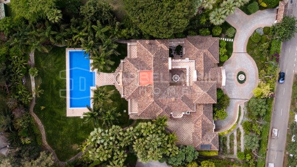 Luxury Beachside Villa for Sale in Guadalmina Baja - 8-Bedroom Estate Near Marbella