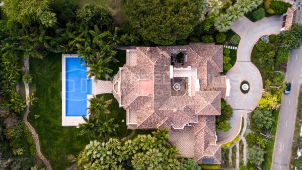 Luxury Beachside Villa for Sale in Guadalmina Baja - 8-Bedroom Estate Near Marbella
