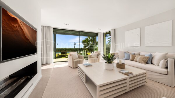 Villa en Primera Línea de Playa en la Nueva Milla de Oro – Vistas Panorámicas al Mar y Acceso Directo a la Playa
