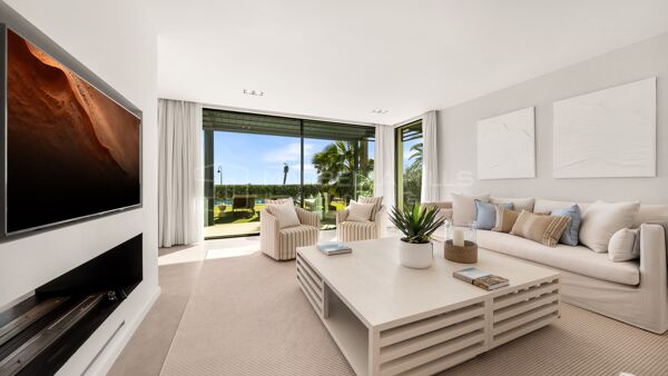 Villa en Primera Línea de Playa en la Nueva Milla de Oro – Vistas Panorámicas al Mar y Acceso Directo a la Playa