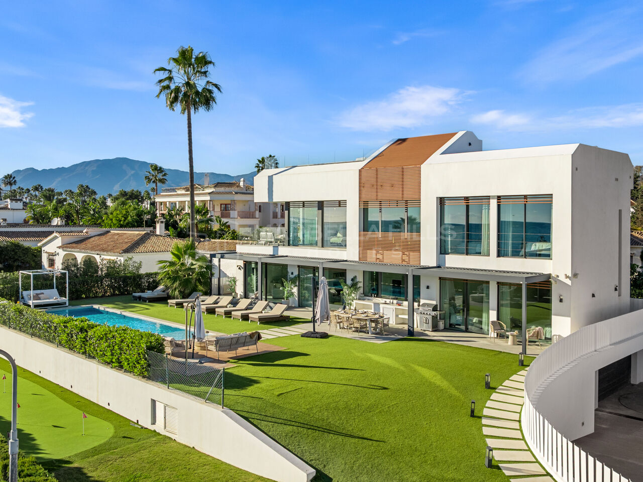Villa en Première Ligne de Plage sur la New Golden Mile – Vue Mer Panoramique et Accès Direct à la Plage