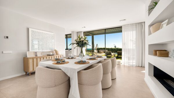 Villa en Primera Línea de Playa en la Nueva Milla de Oro – Vistas Panorámicas al Mar y Acceso Directo a la Playa