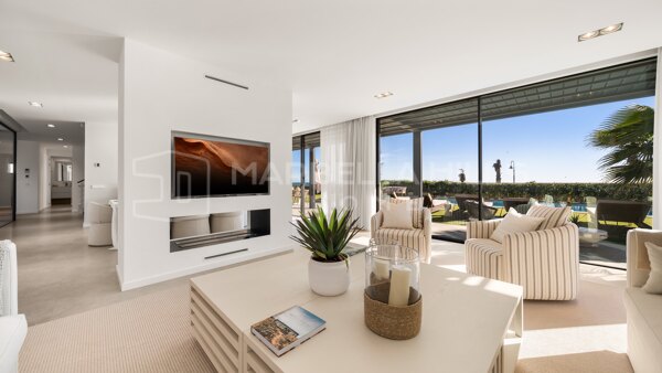 Villa en Primera Línea de Playa en la Nueva Milla de Oro – Vistas Panorámicas al Mar y Acceso Directo a la Playa