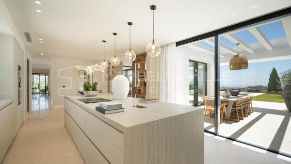 Luxusvilla zum Verkauf in El Herrojo, Benahavís mit Meerblick nahe Marbella und La Quinta Golf