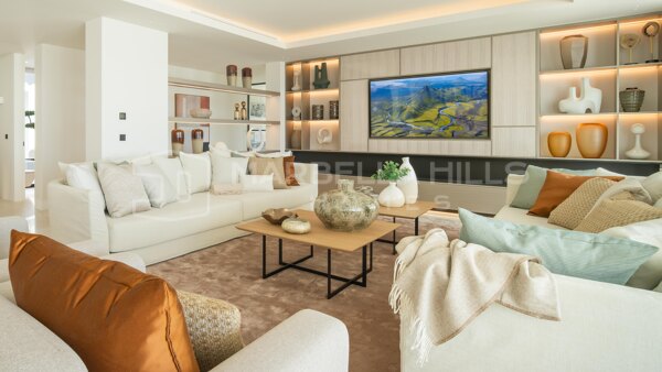 Luxusvilla zum Verkauf in El Herrojo, Benahavís mit Meerblick nahe Marbella und La Quinta Golf