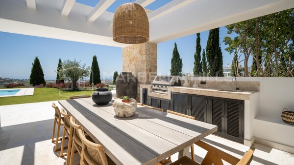 Luxusvilla zum Verkauf in El Herrojo, Benahavís mit Meerblick nahe Marbella und La Quinta Golf
