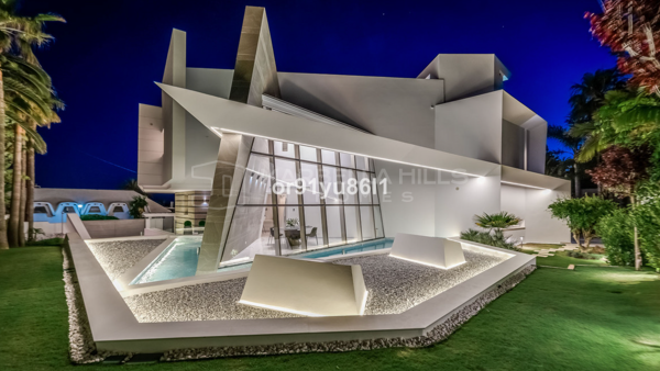 Contemporary Beachfront Luxury Villa for Sale in Los Monteros Playa, Marbella East