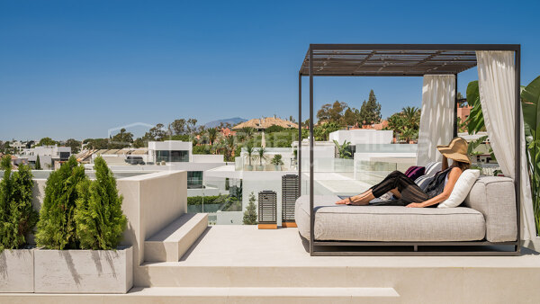 Luxurious 4 bedroom Residence in Vilas 12: Exquisite Home with Stunning Views and Modern Comforts on the Golden Mile in Marbella