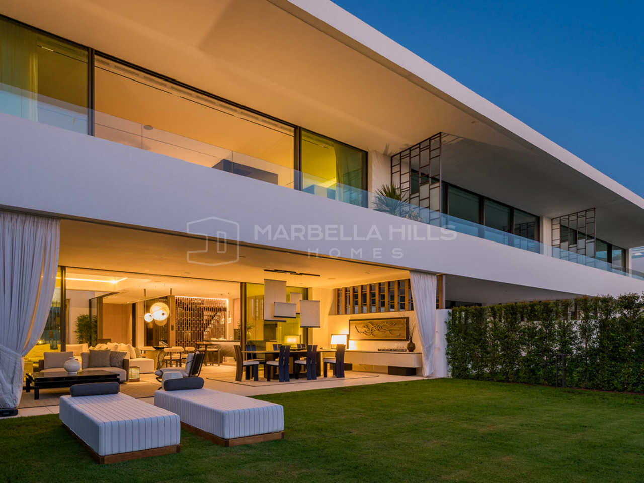 Résidence luxueuse de 4 chambres à Vilas 12 : maison exquise avec vue imprenable et confort moderne sur la Golden Mile à Marbella