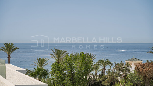 Luxurious 4 bedroom Residence in Vilas 12: Exquisite Home with Stunning Views and Modern Comforts on the Golden Mile in Marbella