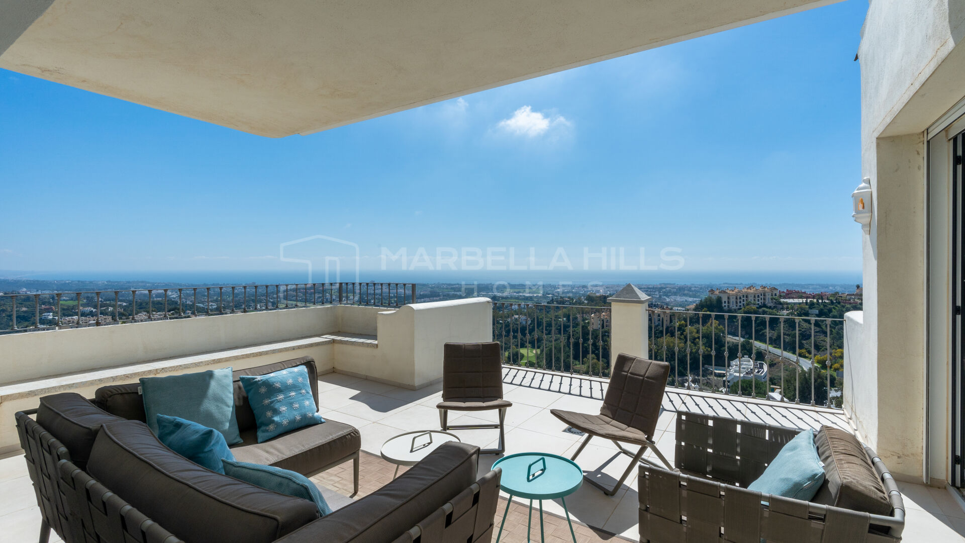 Spacieux penthouse en duplex de 3 chambres avec vue panoramique à Las Colinas de la Heredia, Benahavis