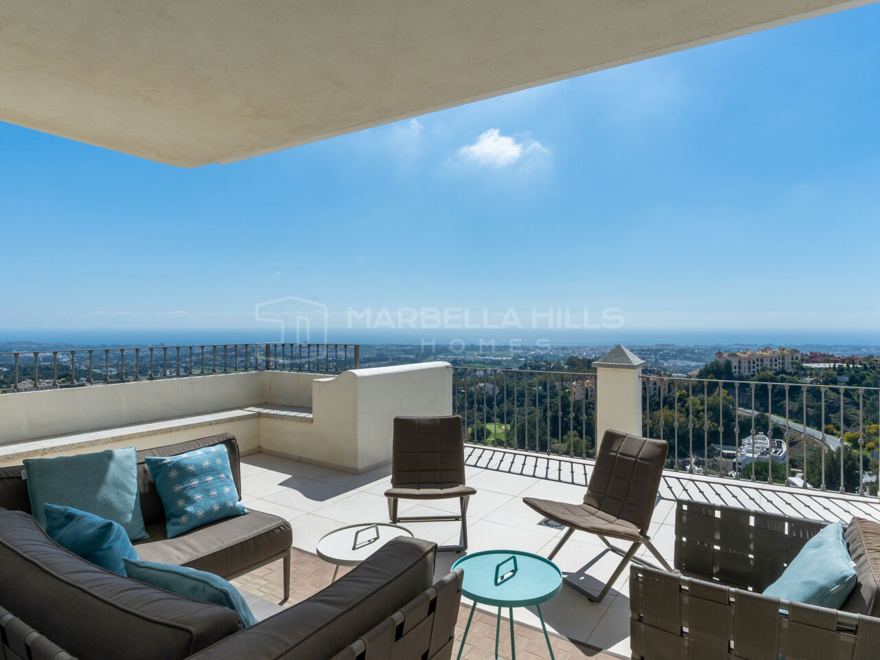 Spacieux penthouse en duplex de 3 chambres avec vue panoramique à Las Colinas de la Heredia, Benahavis