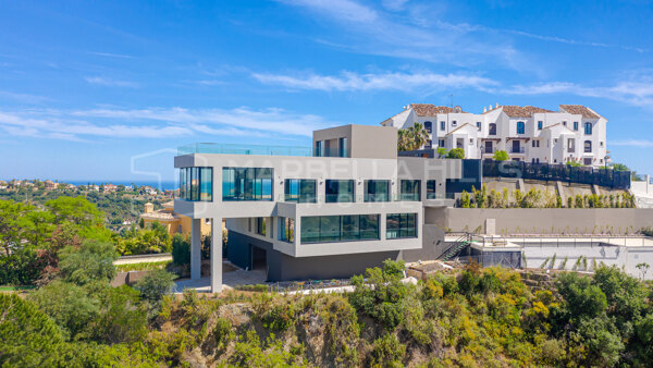 Villa Contemporánea de 7 dormitorios en Los Arqueros: Vive el Lujo con Vistas de 360 Grados y Dos Piscinas - Benahavís