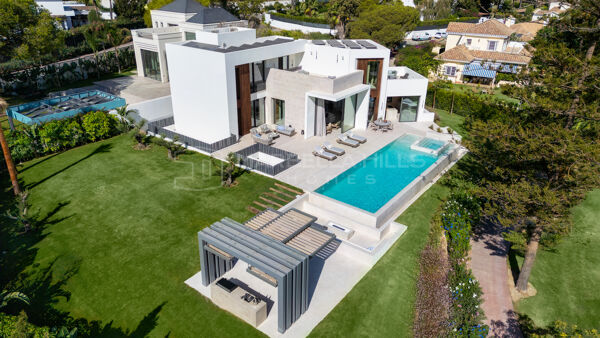 Villa de luxe en première ligne de golf à vendre à Nueva Andalucía, Marbella avec piscine, spa et cinéma