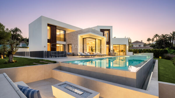 Villa de luxe en première ligne de golf à vendre à Nueva Andalucía, Marbella avec piscine, spa et cinéma