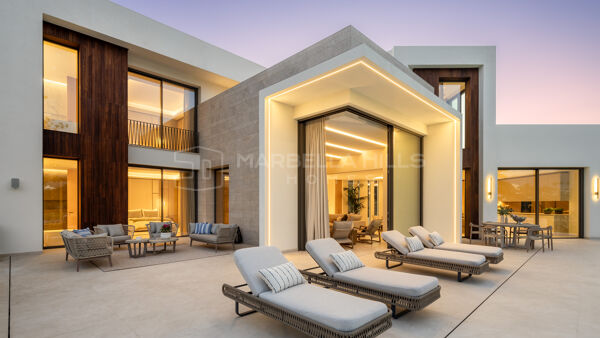 Villa de luxe en première ligne de golf à vendre à Nueva Andalucía, Marbella avec piscine, spa et cinéma