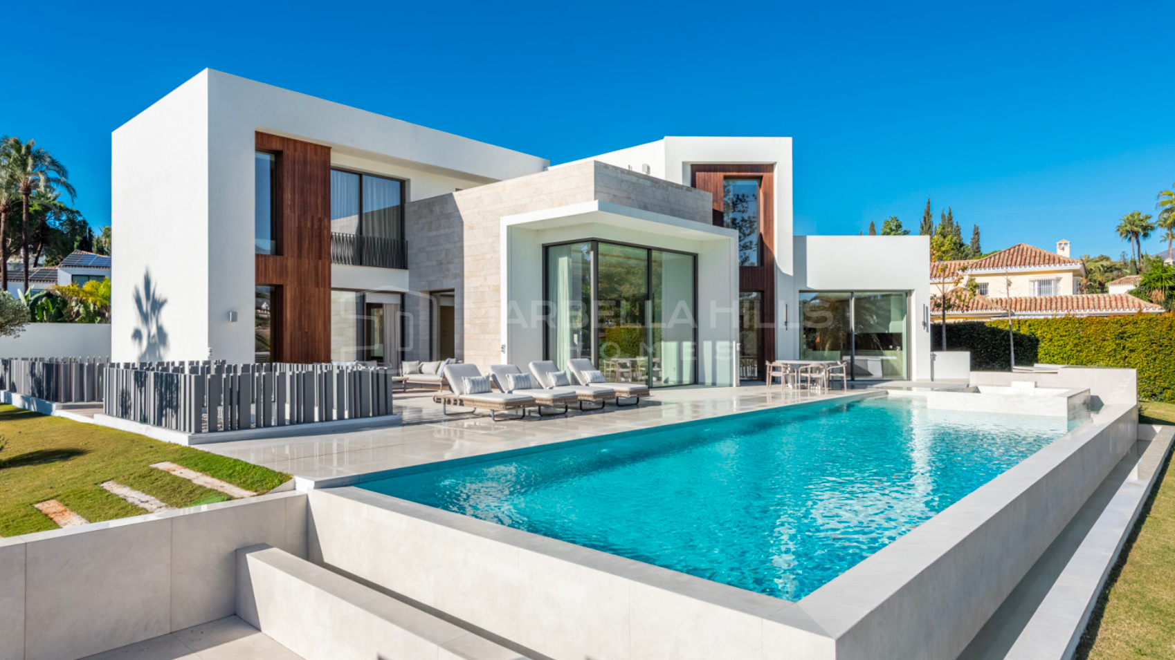 Villa de luxe en première ligne de golf à vendre à Nueva Andalucía, Marbella avec piscine, spa et cinéma