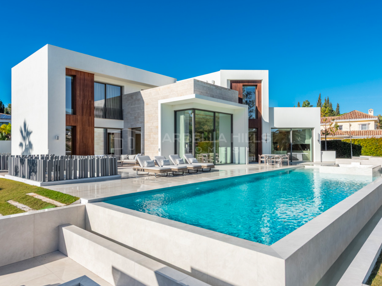 Villa de luxe en première ligne de golf à vendre à Nueva Andalucía, Marbella avec piscine, spa et cinéma