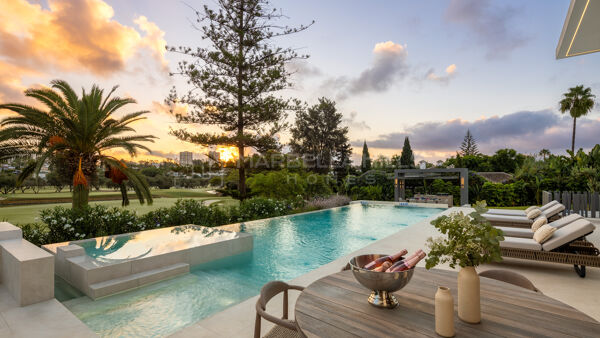 Villa de luxe en première ligne de golf à vendre à Nueva Andalucía, Marbella avec piscine, spa et cinéma