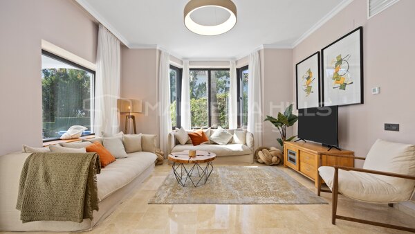 Charmante andalusische Villa mit 5 Schlafzimmern, modernen Akzenten und Panoramablick in El Paraíso Alto - Benahavis