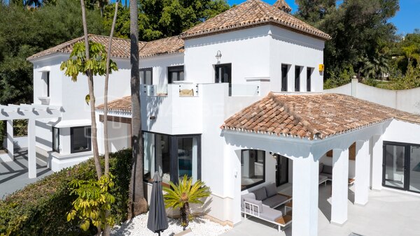 Charmante andalusische Villa mit 5 Schlafzimmern, modernen Akzenten und Panoramablick in El Paraíso Alto - Benahavis