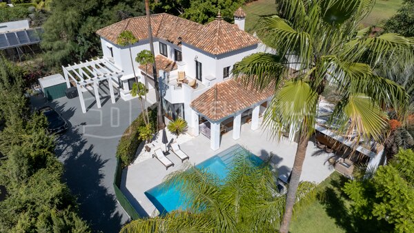 Charmante andalusische Villa mit 5 Schlafzimmern, modernen Akzenten und Panoramablick in El Paraíso Alto - Benahavis