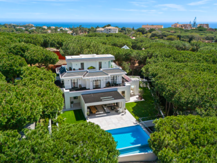 Magnificent 6 bedroom modern Villa in Hacienda Las Chapas - Marbella East