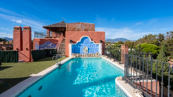 Espectacular ático dúplex de 5 dormitorios con piscina privada en Alhambra del Golf - Nueva Milla de Oro, Estepona