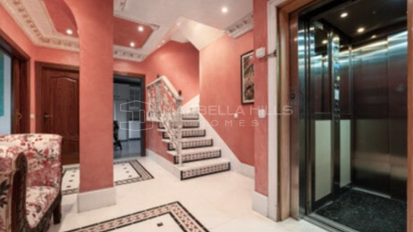 Espectacular ático dúplex de 5 dormitorios con piscina privada en Alhambra del Golf - Nueva Milla de Oro, Estepona