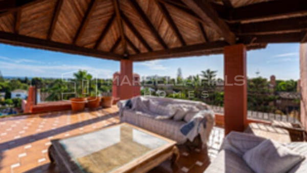Espectacular ático dúplex de 5 dormitorios con piscina privada en Alhambra del Golf - Nueva Milla de Oro, Estepona