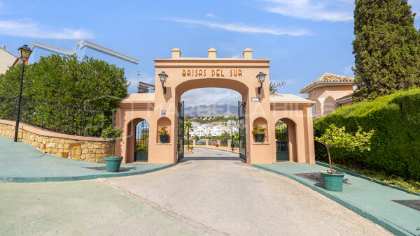 Impecable casa adosada recientemente renovada de 2 dormitorios en Brisas del Sur - Nueva Andalucía