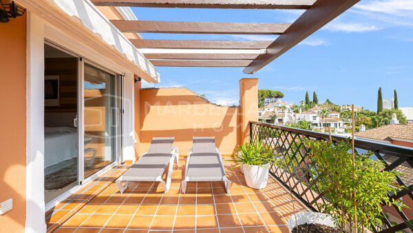 Impecable casa adosada recientemente renovada de 2 dormitorios en Brisas del Sur - Nueva Andalucía