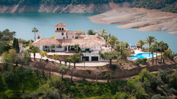 Exceptional 6 bedroom Andalusian Villa in Istán: Stunning Lake and Mountain Views, Private Pool, Secluded Luxury with Quick Access to Marbella