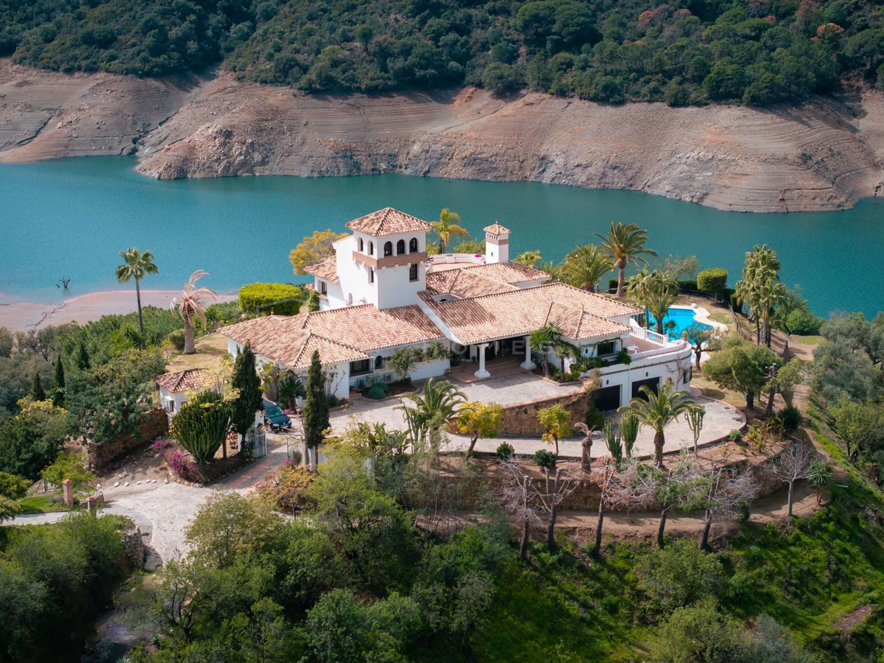 Villa andalouse exceptionnelle de 6 chambres à Istán : vue imprenable sur le lac et les montagnes, piscine privée, luxe isolé avec accès rapide à Marbella