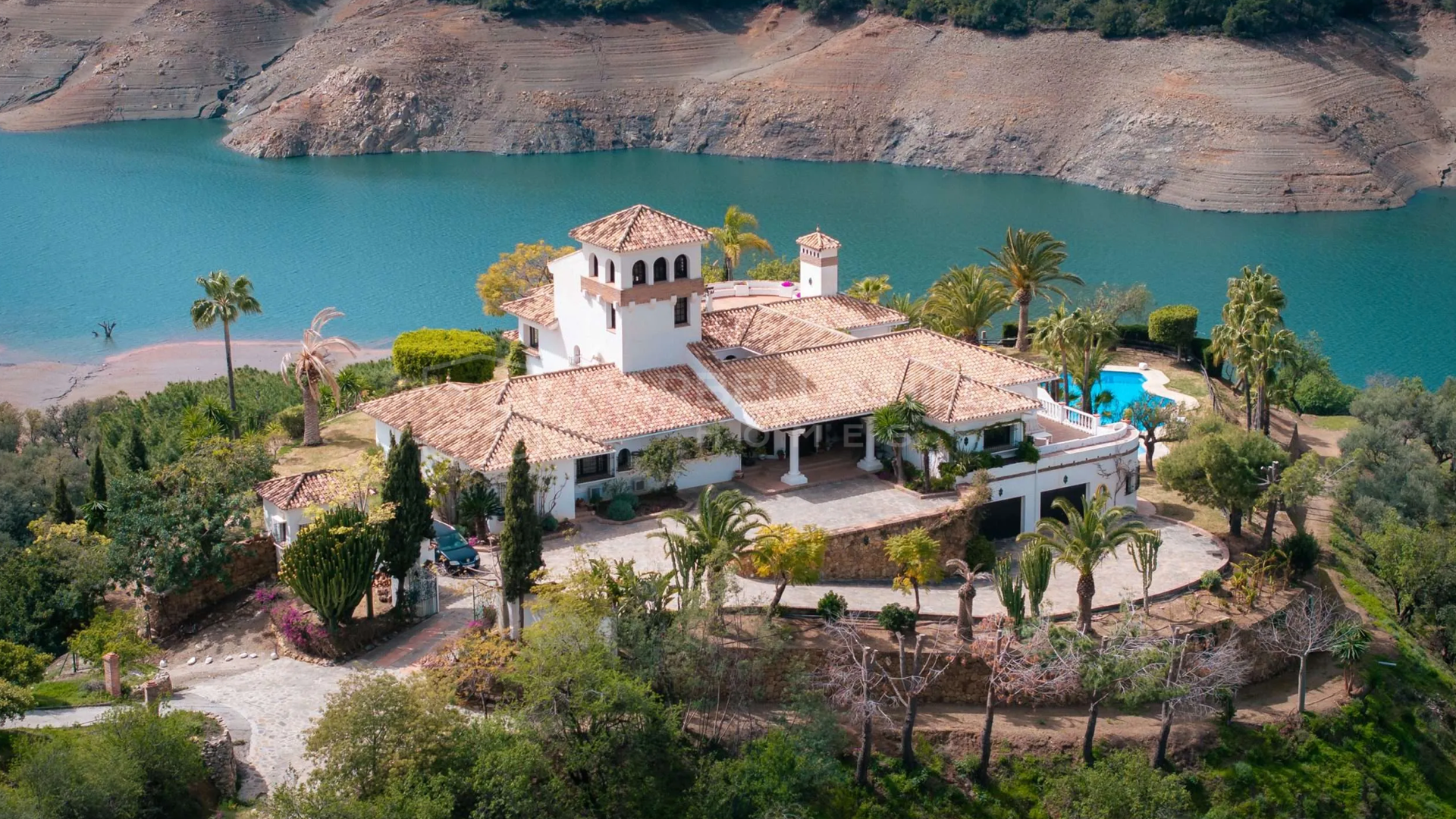 Excepcional villa andaluza de 6 dormitorios en Istán: impresionantes vistas al lago y a la montaña, piscina privada, lujo aislado con rápido acceso a Marbella