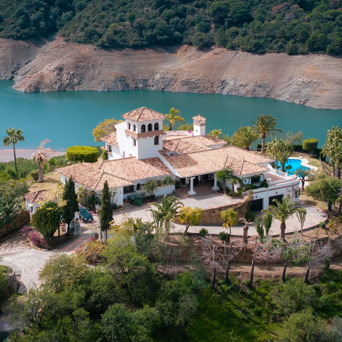 Außergewöhnliche andalusische Villa mit 6 Schlafzimmern in Istán: Atemberaubende Aussicht auf See und Berge, privater Pool, abgeschiedener Luxus mit schnellem Zugang zu Marbella