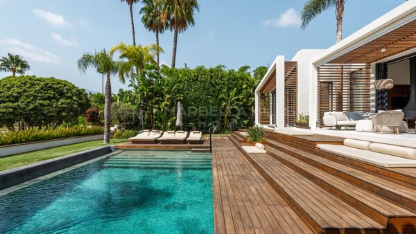 Villa en Primera Línea de Golf de 5 Dormitorios en Venta en Nueva Andalucía Marbella con Vistas Panorámicas a la Montaña
