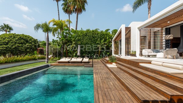 5 Schlafzimmer Frontline Golfvilla zu verkaufen in Nueva Andalucía Marbella mit Panoramablick auf die Berge