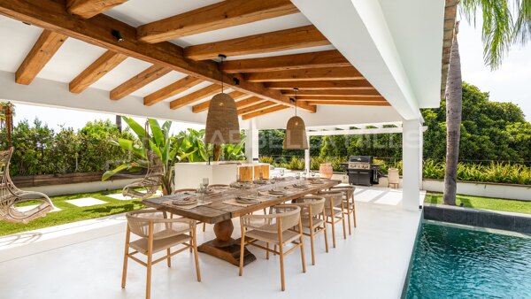5 Schlafzimmer Frontline Golfvilla zu verkaufen in Nueva Andalucía Marbella mit Panoramablick auf die Berge