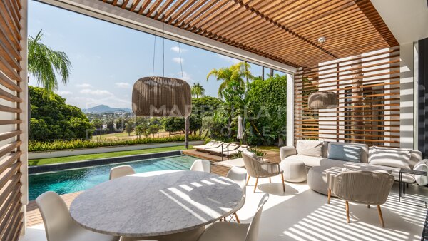 5 Schlafzimmer Frontline Golfvilla zu verkaufen in Nueva Andalucía Marbella mit Panoramablick auf die Berge