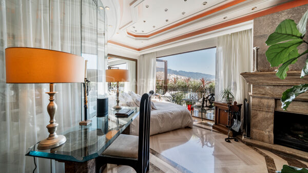 Apartamento Dúplex en Puerto Banús en Primera Línea de Marina