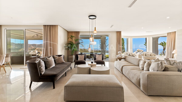 Villa de luxe avec vue panoramique sur la mer et la montagne à vendre à Altos de Los Monteros, Marbella Est